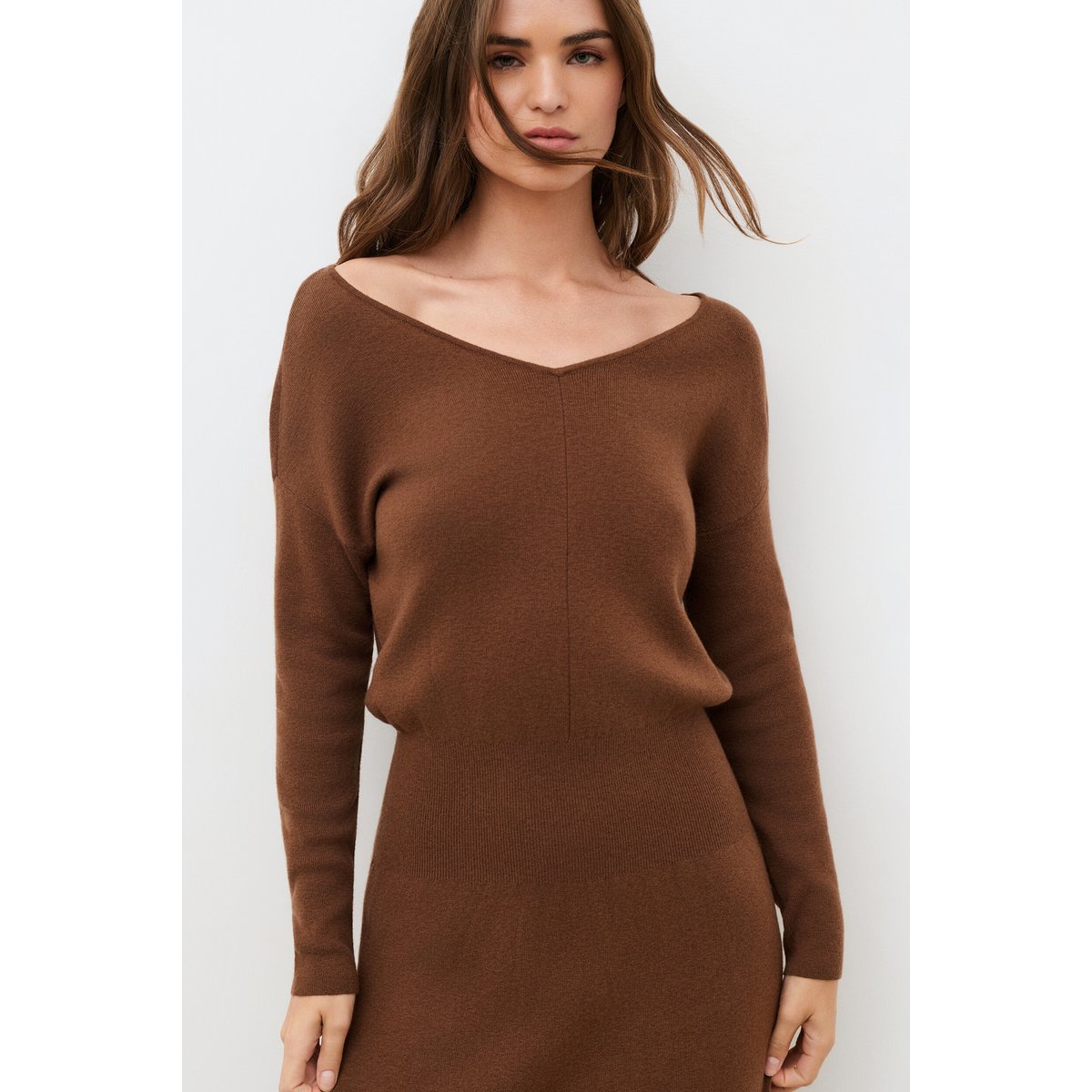 Robe longue fluide col v RGABYL marron, CAROLL