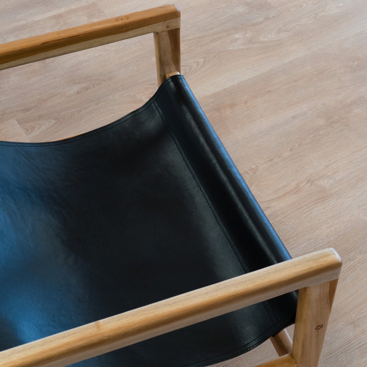 Fauteuil lounge en teck et cuir de vachette - APACHE noir, MAISON PAVANE
