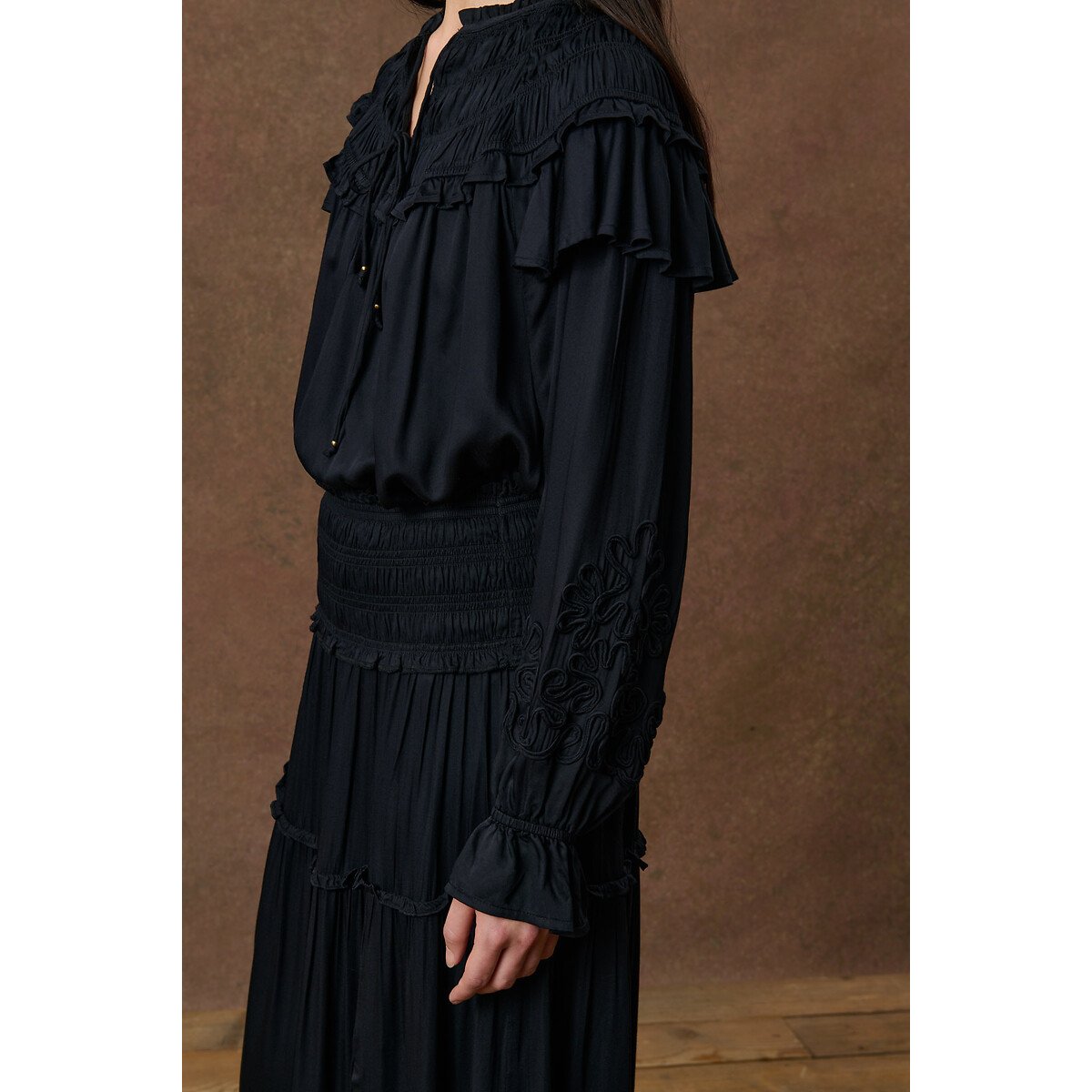 Gesmokte en geborduurde blouse met volants, PAOLINA zwart, LOUISE MISHA