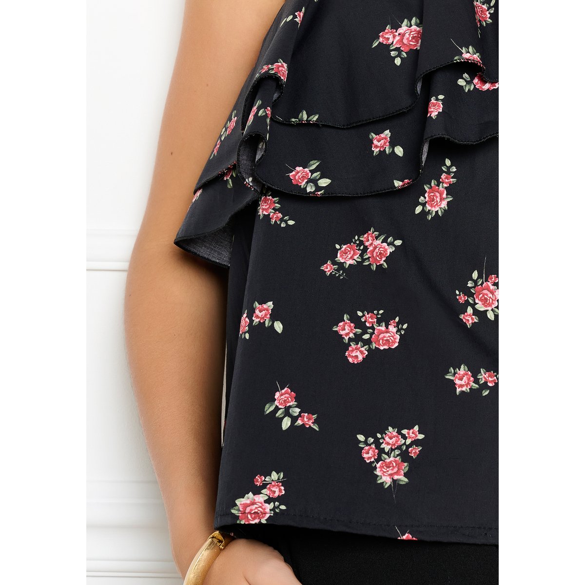 Top asymétrique à volant fleuri noir, LOLALIZA