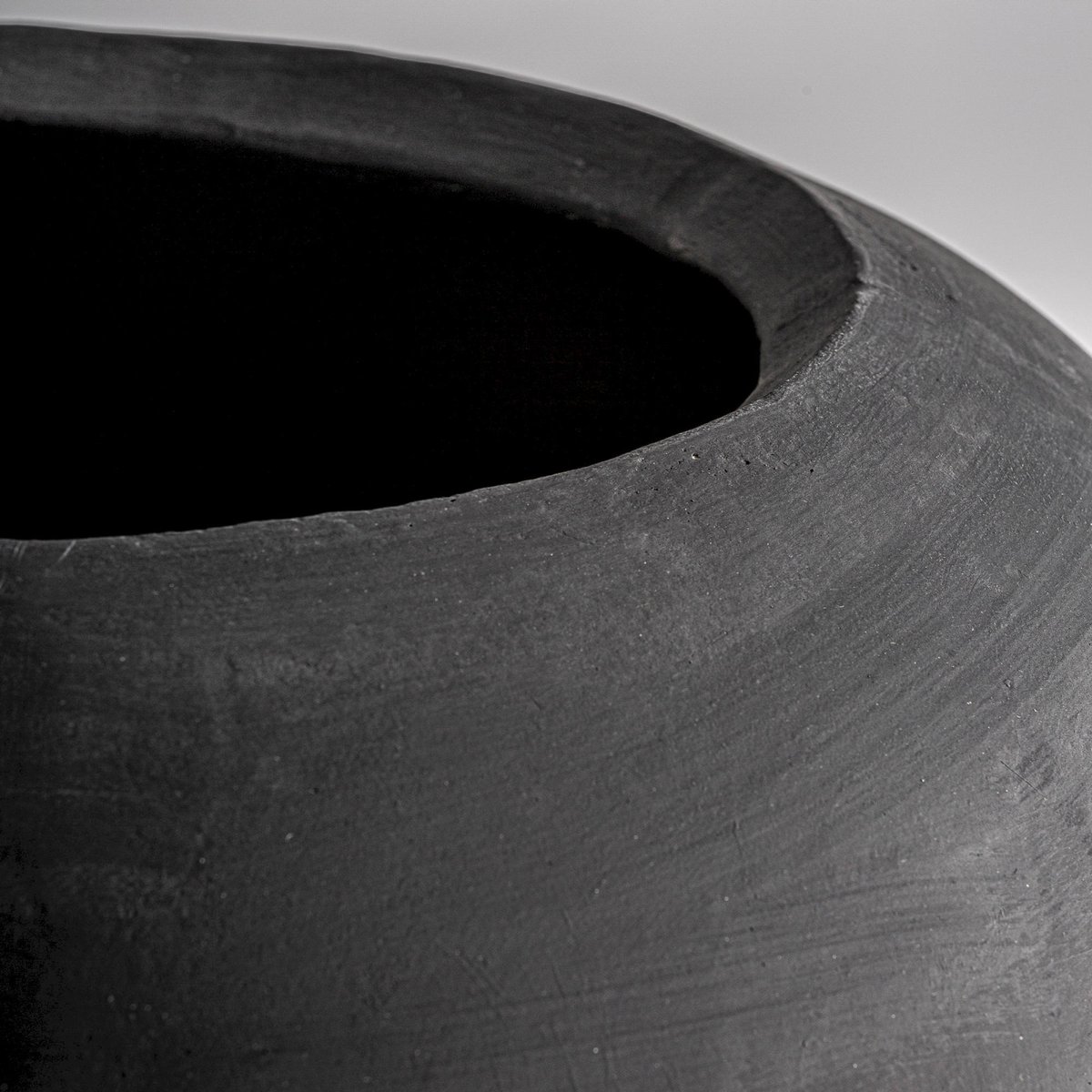 Cache-pot contemporain en ciment noir, RECOLLECTION