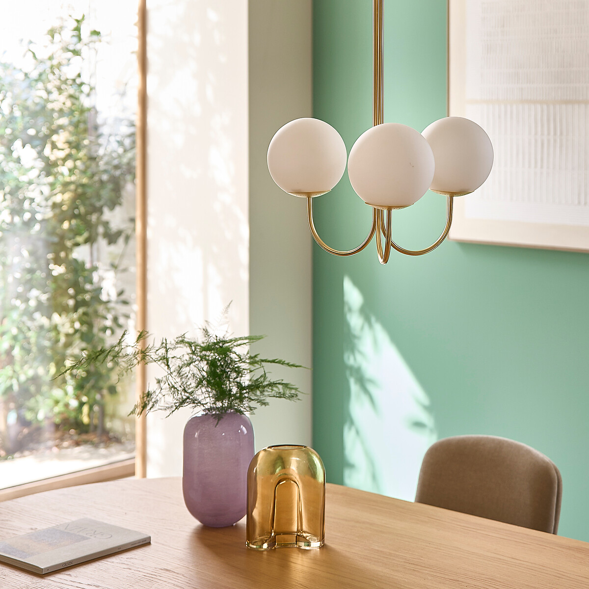 Hanglamp in messing en opaline glas, Moricio wit, LA REDOUTE INTERIEURS