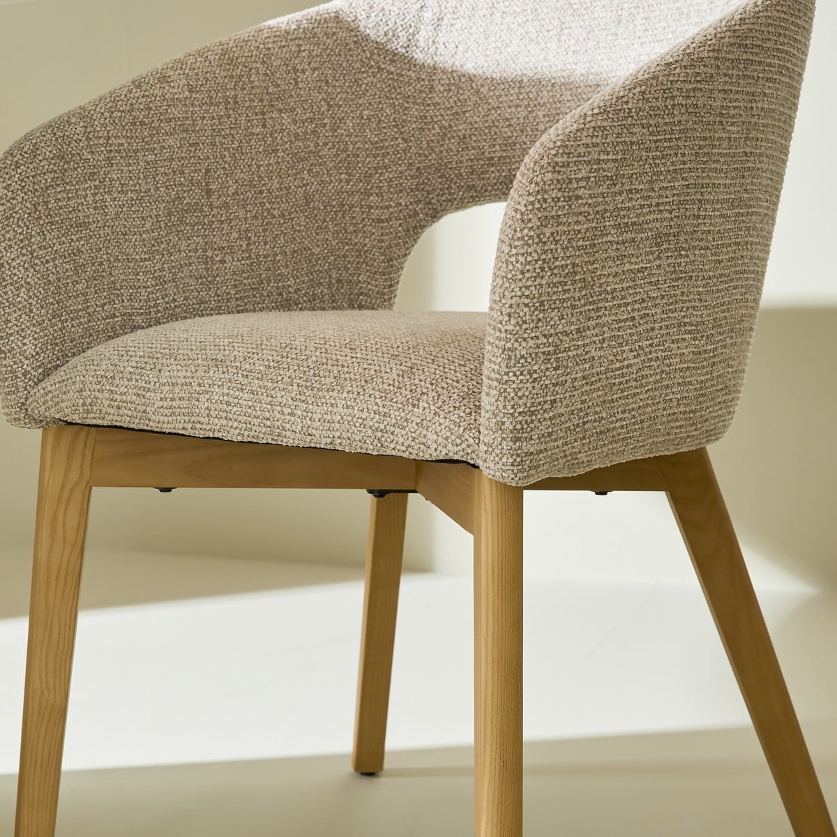 Chaise tapissée en frène massif INES beige, SIGNATURE