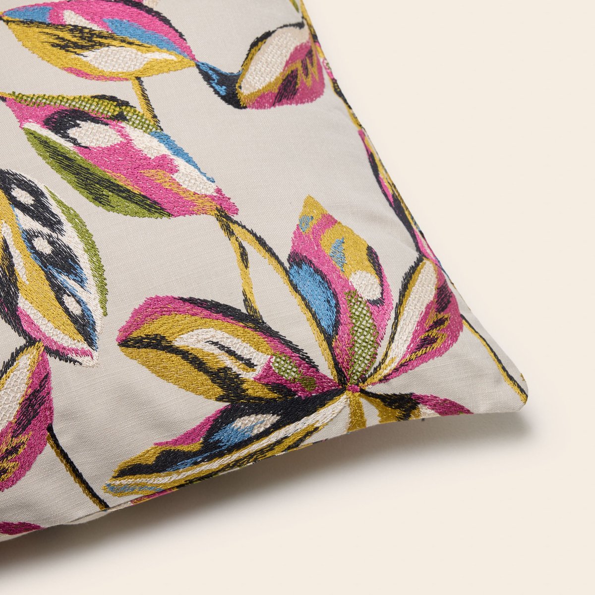 Housse De Coussin en Feuillages brodés colorés RAMHA calcaire et multicolore, MADURA