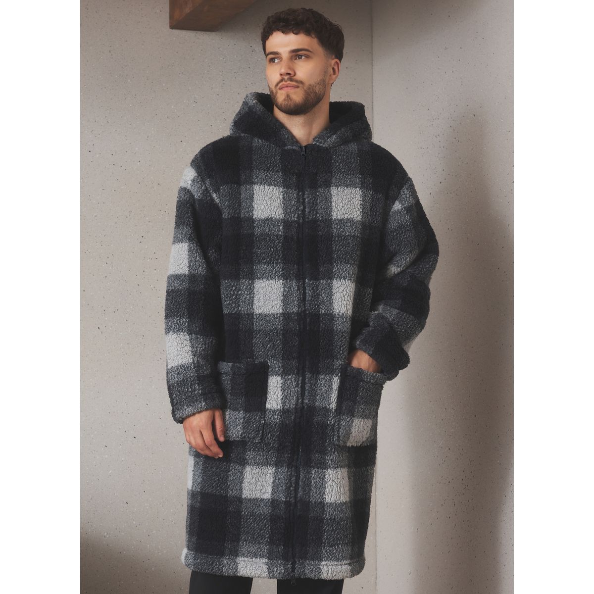Robe de chambre zippé en peau lainée chèque monochrome, NEXT