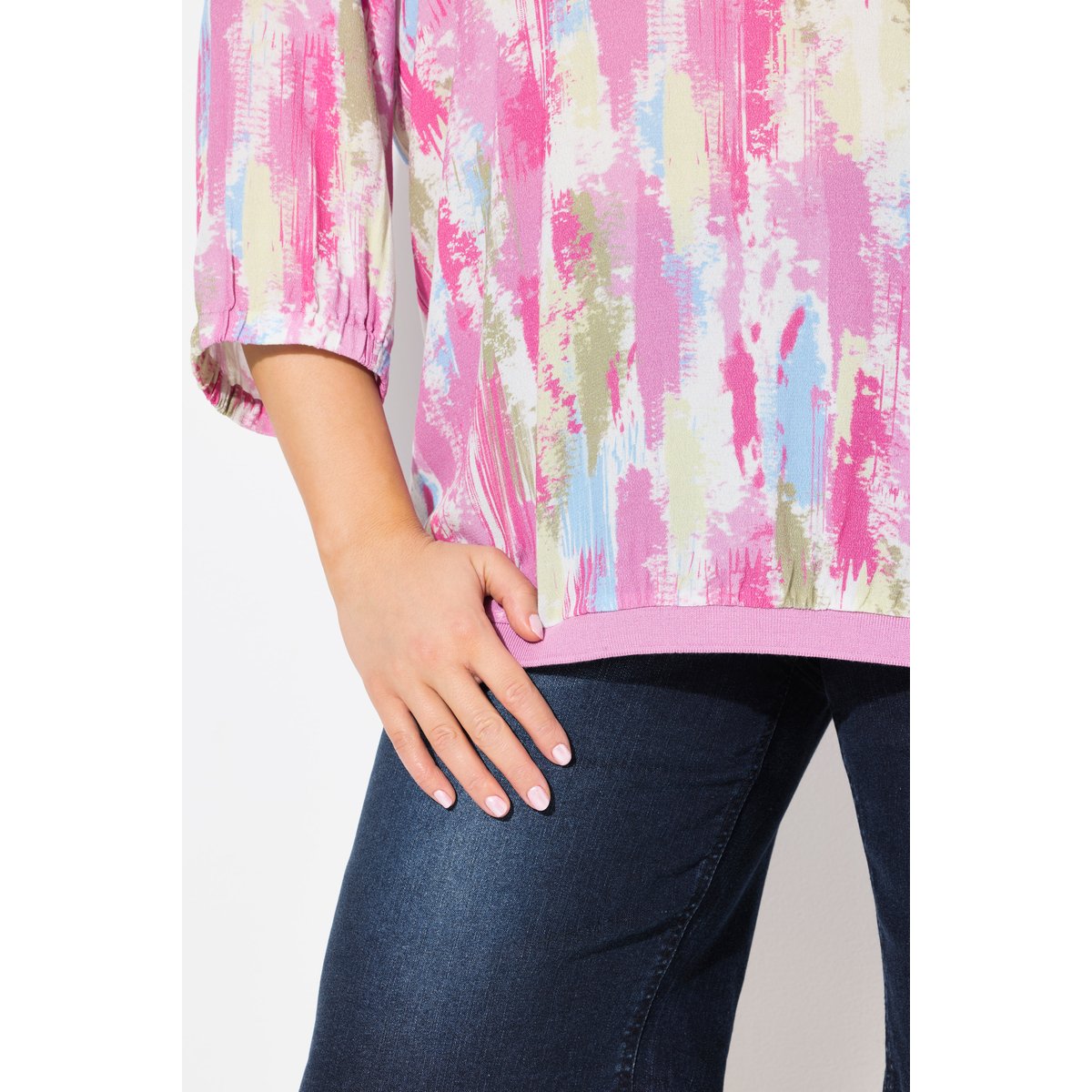 Blouse en crêpe. Base bord-côte. Décolleté rose frais, ULLA POPKEN