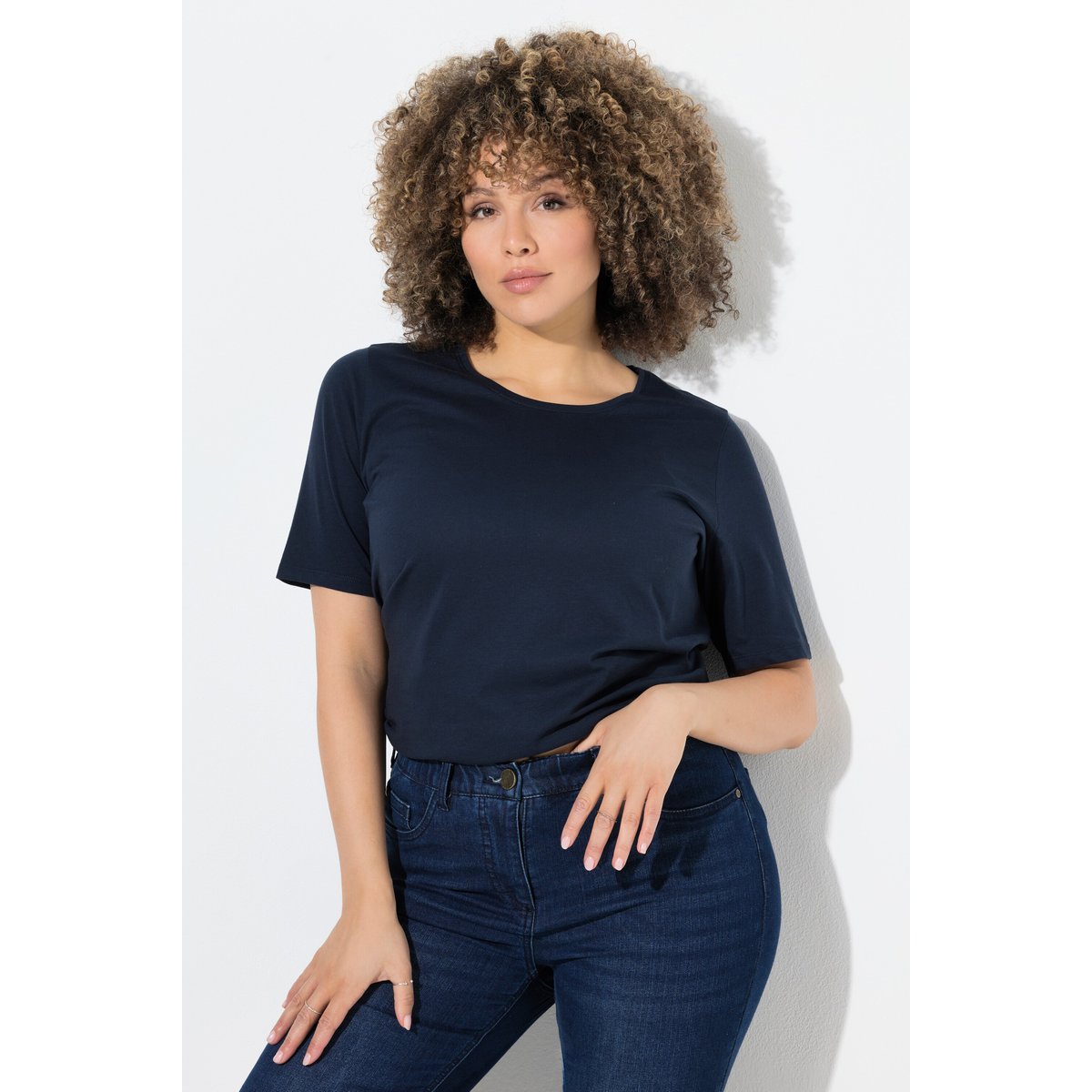 T-shirt coupe Regular. Col rond et manches marine, ULLA POPKEN