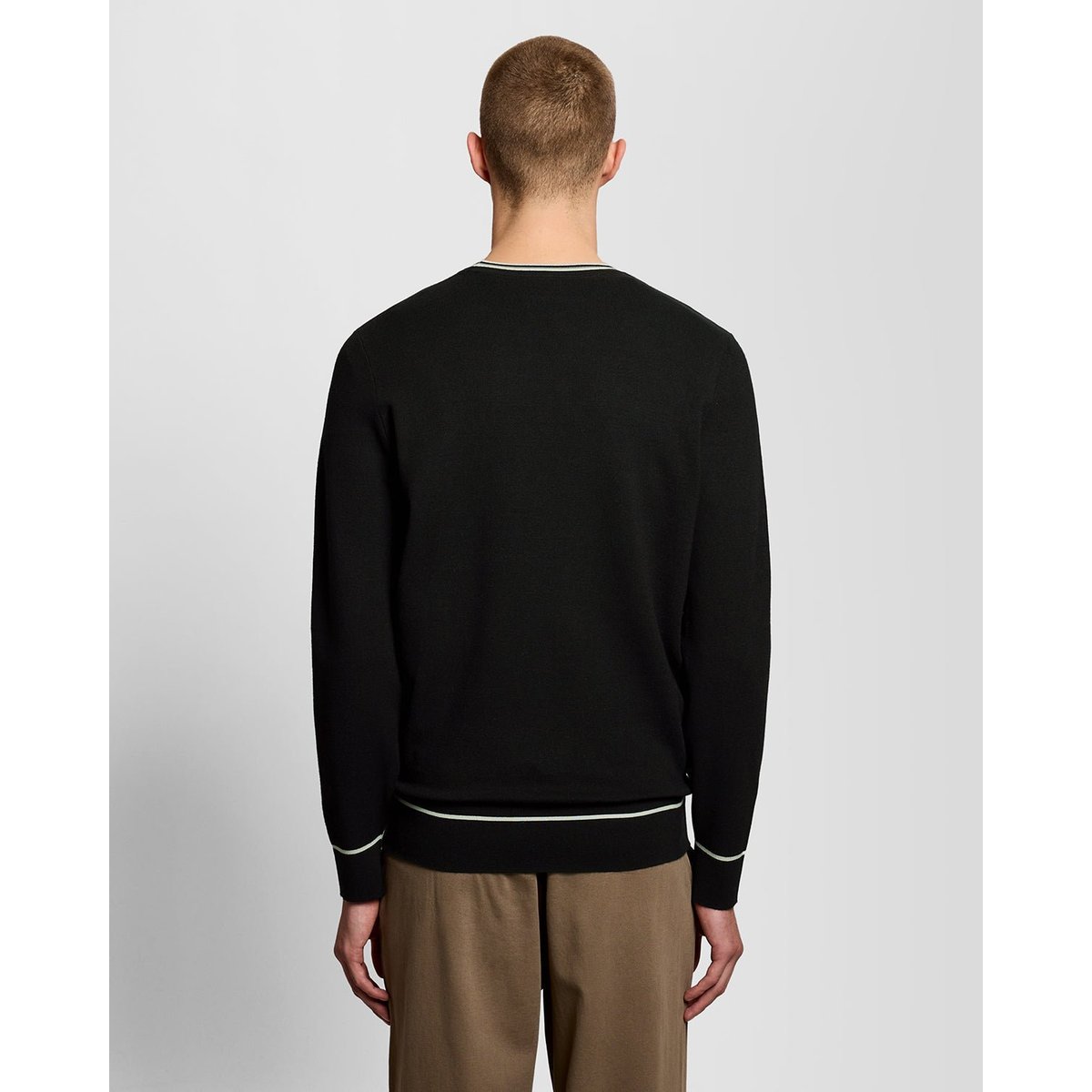 Pull à liserés contrastés en maille col rond noir jais, LYLE & SCOTT