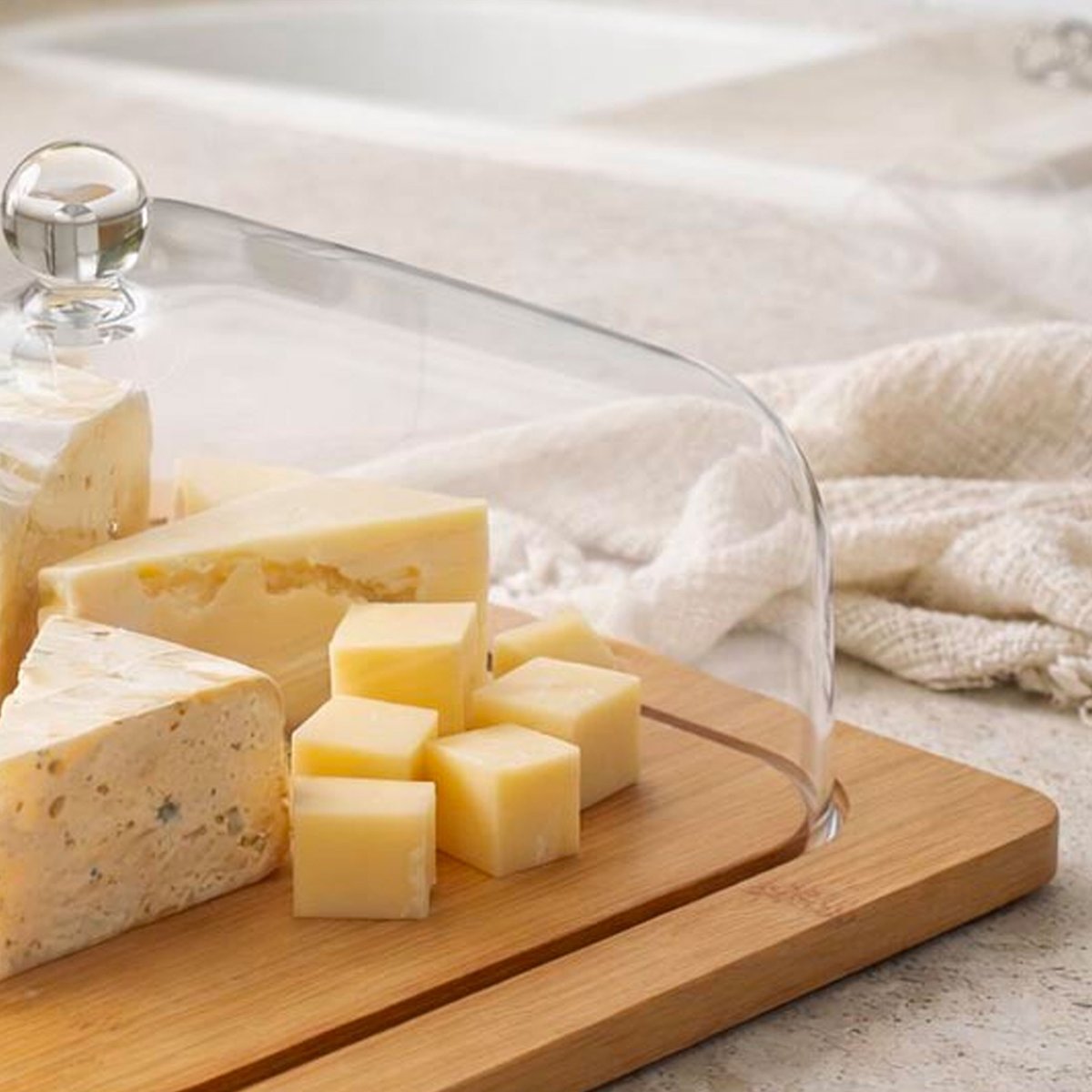 Plateau fromage carré bambou et cloche acrylique 28x28x12.5cm bois, VERSA