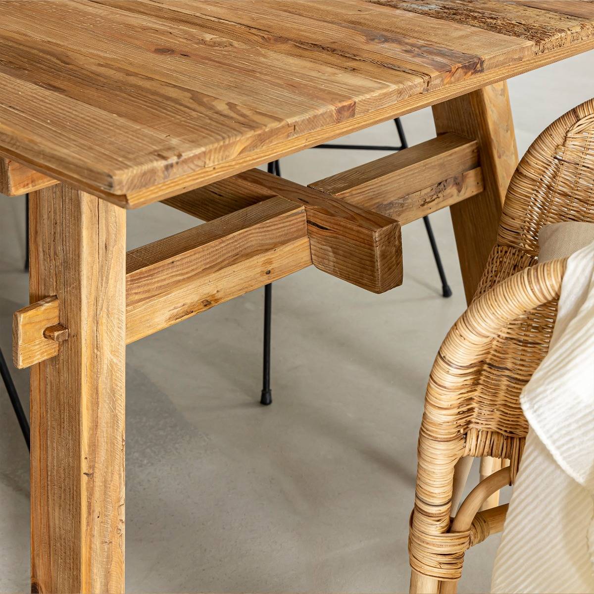 Table à manger en bois de pin BLAISE bois clair, MADE IN MEUBLES 