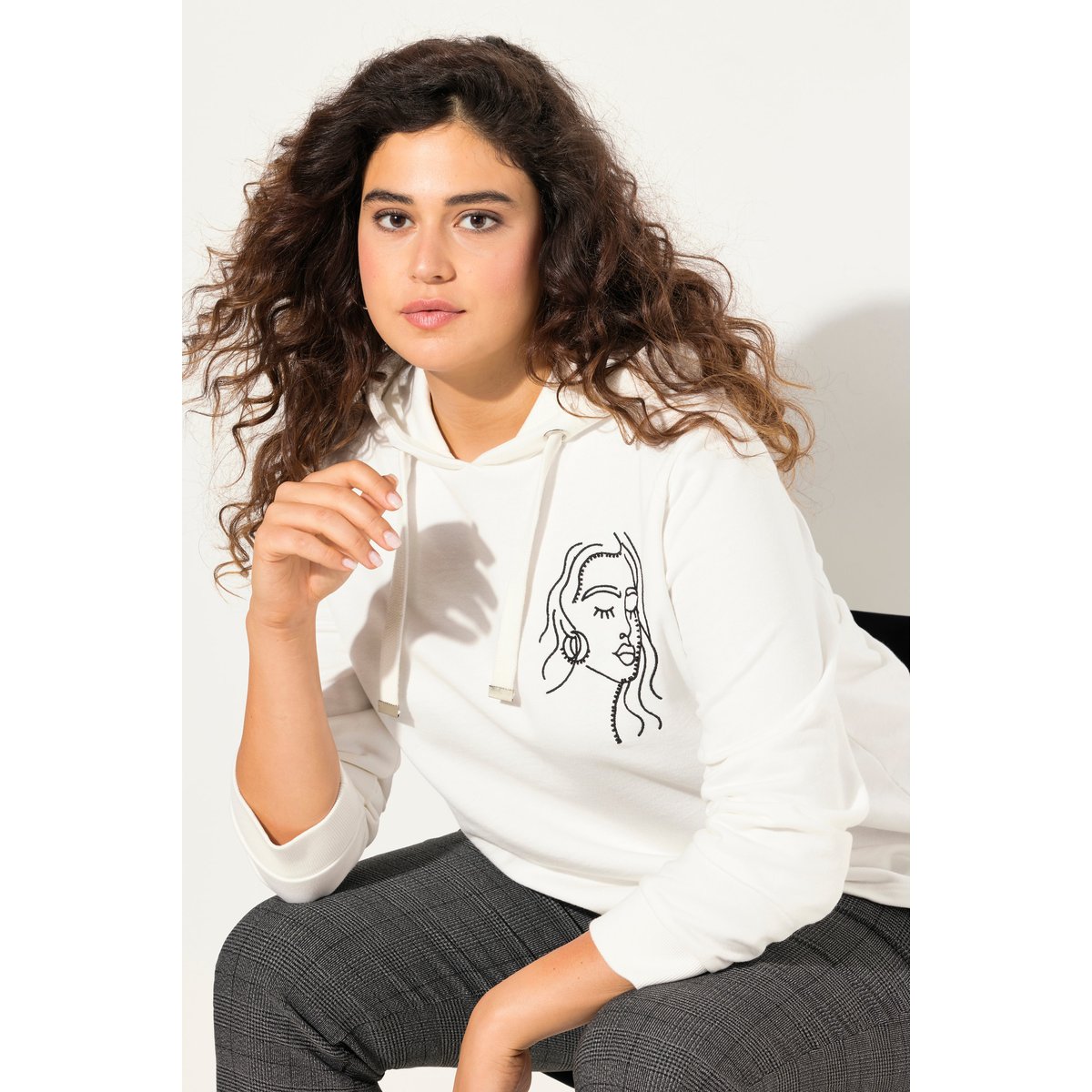 Sweat-shirt à capuche et manches longues blanc cassé, ULLA POPKEN