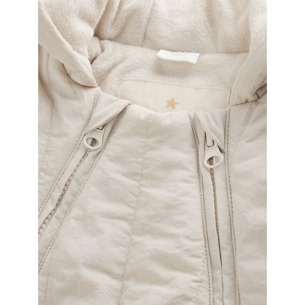 Combinaison bébé en nylon matelassé crème, NEXT