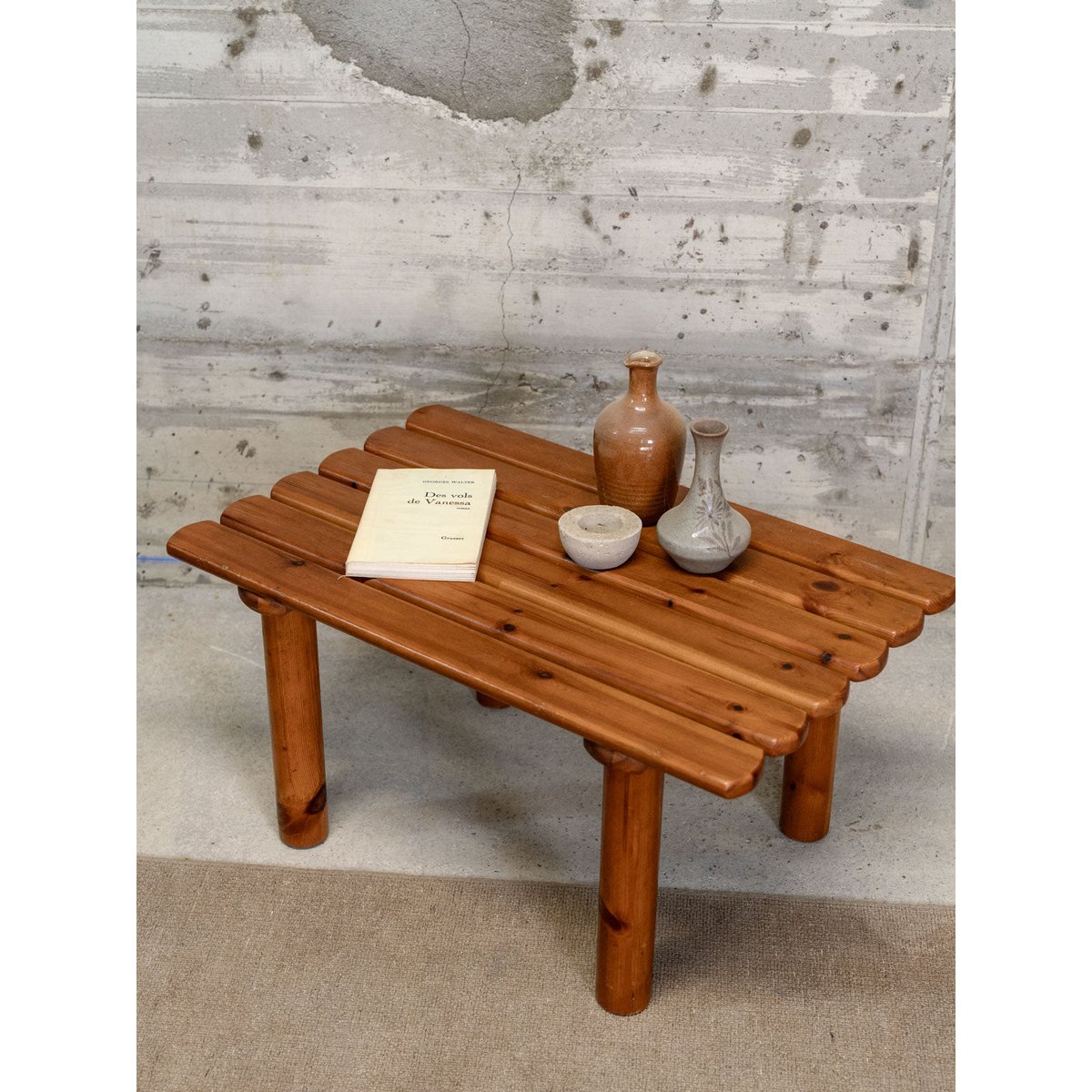 Table basse en pin Léonie N°930 - Bon état bois foncé, DEBONGOUT