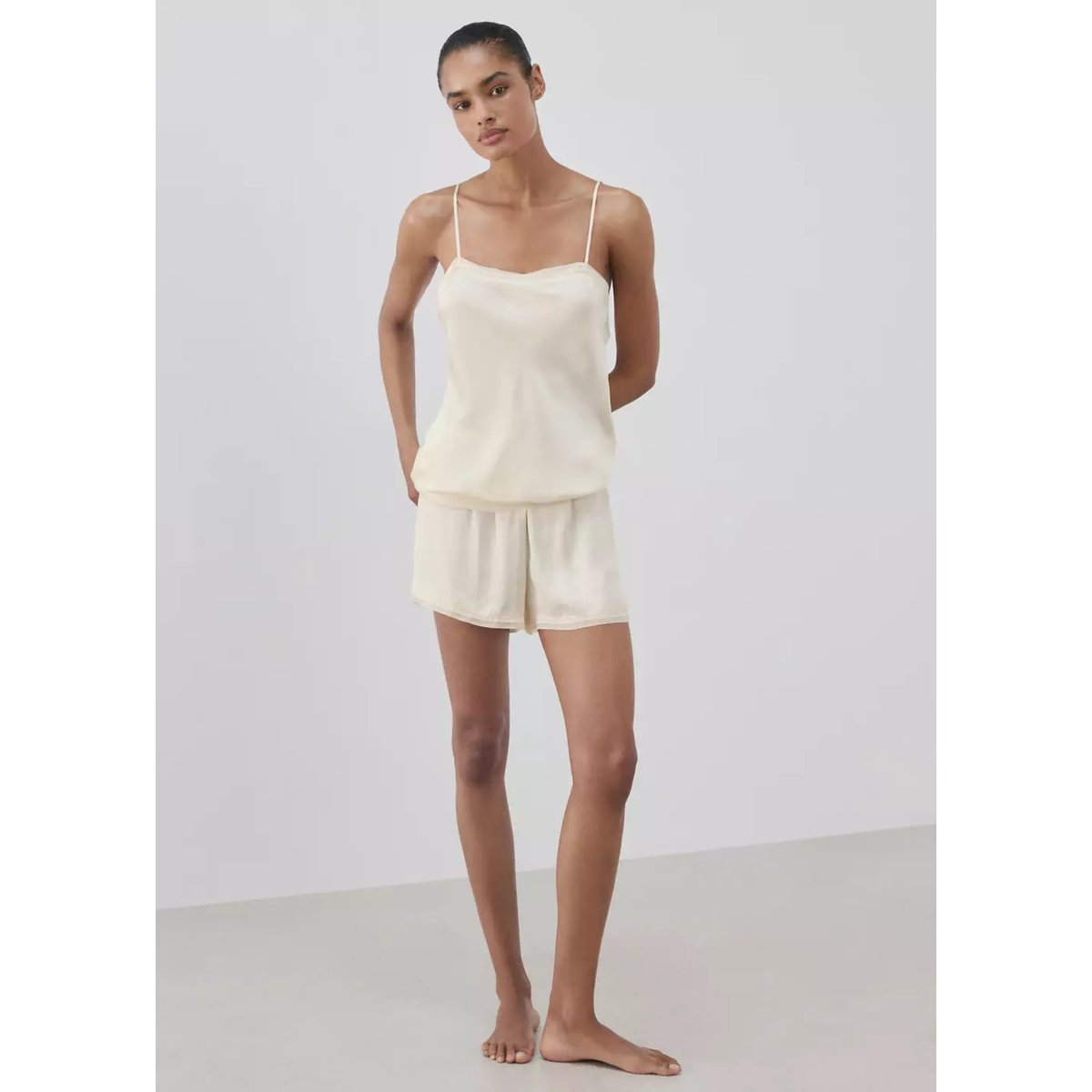 Short pyjama satiné en dentelle ivoire, MANGO