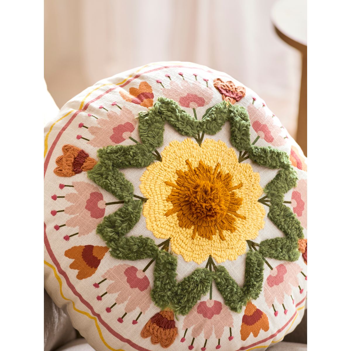 Coussin rond à fleurs brodées jaune, NEXT
