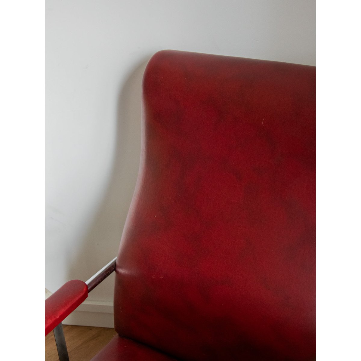 Fauteuil chromé en simili cuir rouge Jakob N°833 - Bon état rouge, DEBONGOUT