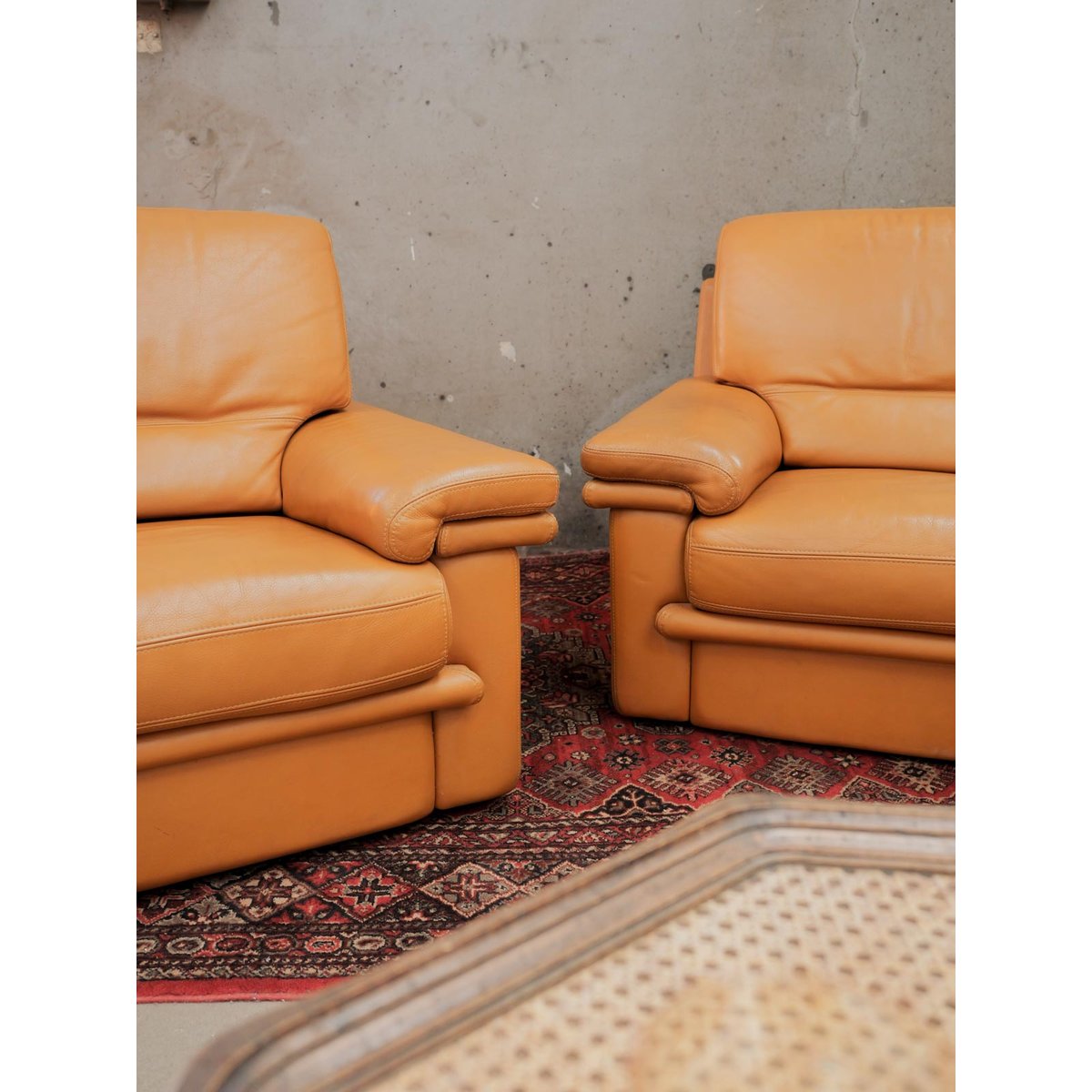Lot de 2 fauteuils style années 80 Ernest N°1055 - Bon état marron, DEBONGOUT