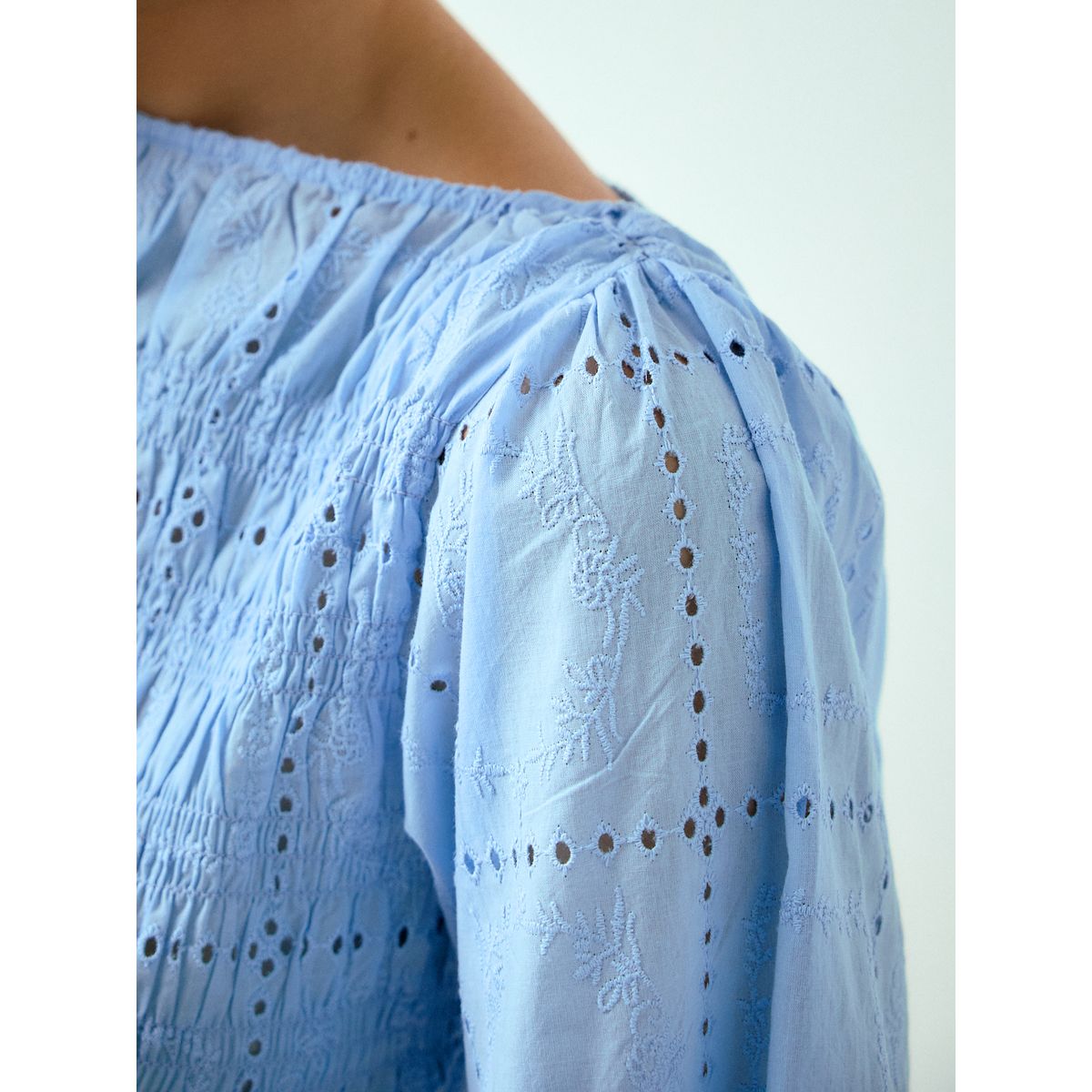 Haut smocké à manches courtes et col bateau broderie bleue, NEXT