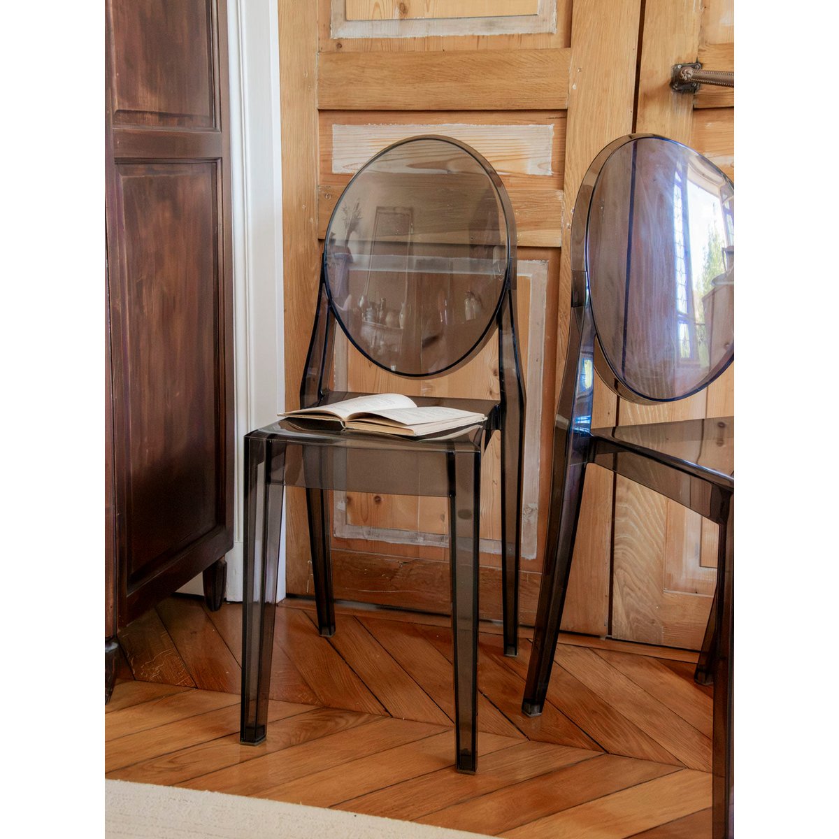 Paire de chaises en plastique fumé Alma N°2110 - Bon état fumé, DEBONGOUT