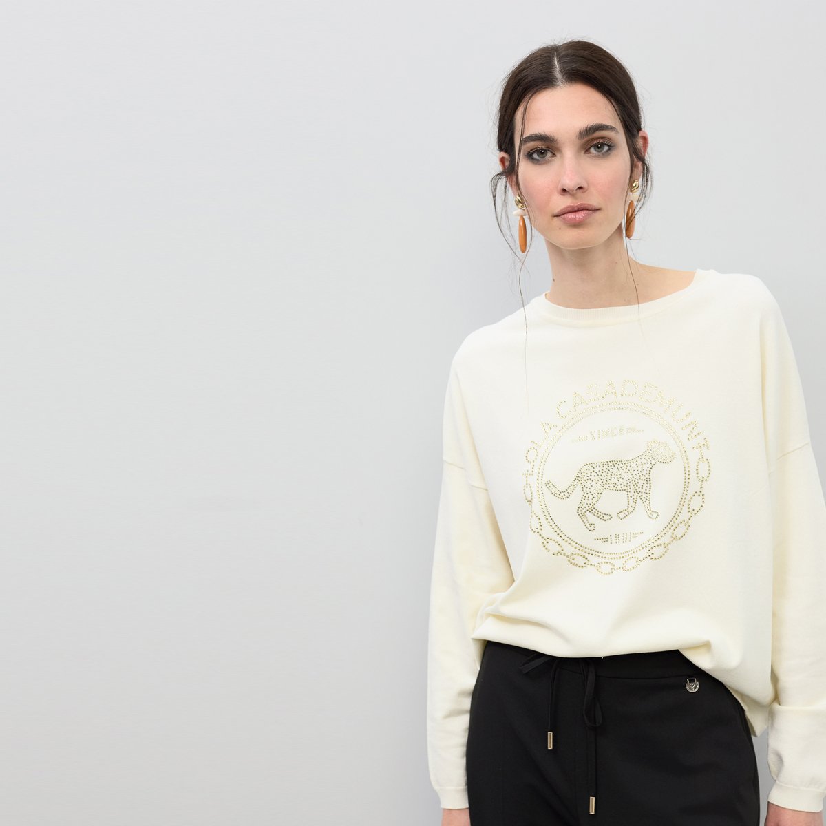 Pull à motif graphique orné de strass ecru, LOLA CASADEMUNT
