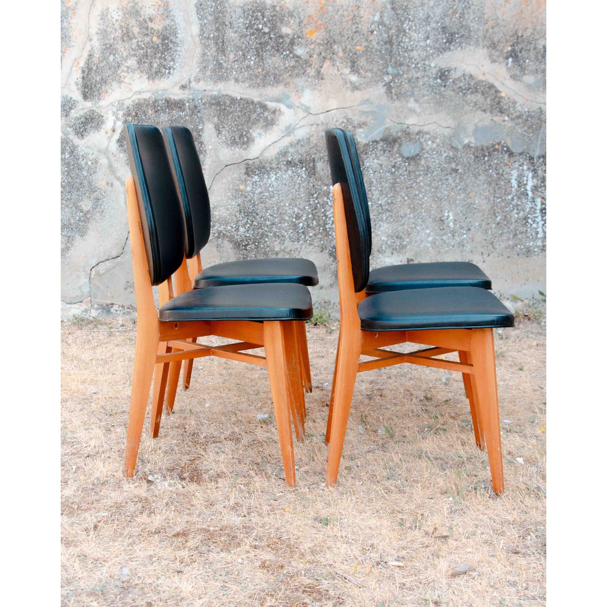 Lot de 4 chaises en skaï et hêtre Alma N°1745 - Bon état noir, DEBONGOUT