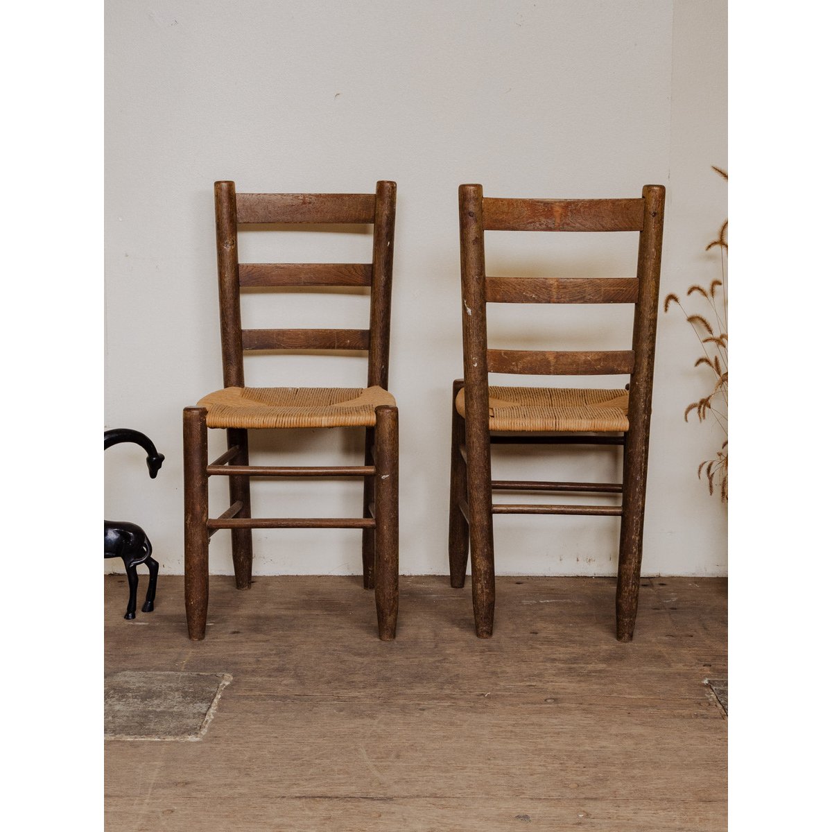 Paire de chaises en bois Claude N°1241 - Bon état bois foncé, DEBONGOUT