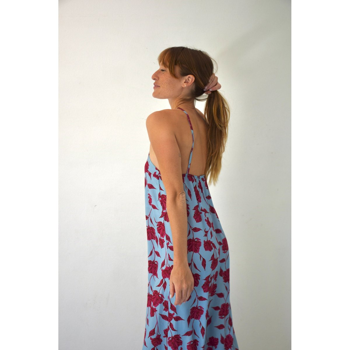 Robe longue satinée fleurie KATE bleu / rouge, MINDTRAVELER