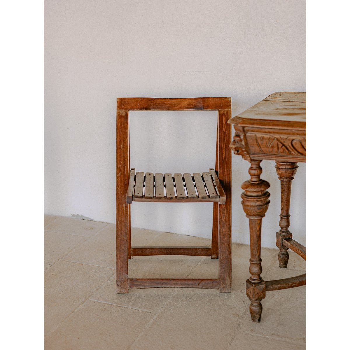 Lot de 4 chaises en bois au design géométrique moderne Claude N°1431 - Bon état bois foncé, DEBONGOUT