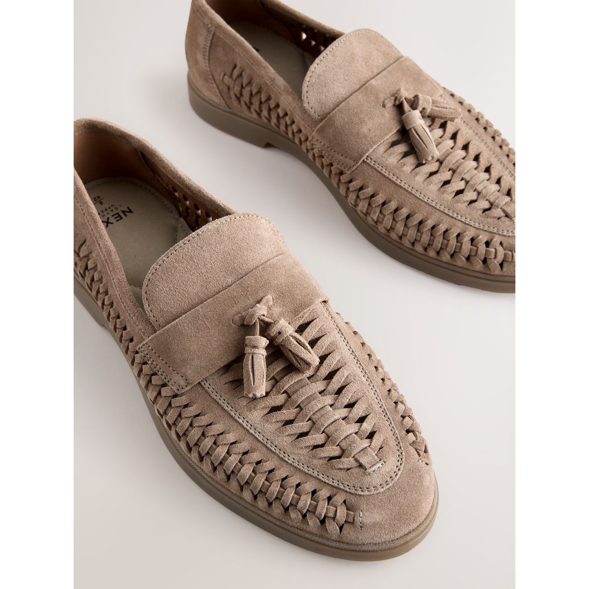 Mocassins à glands en daim effet tressé grège, NEXT