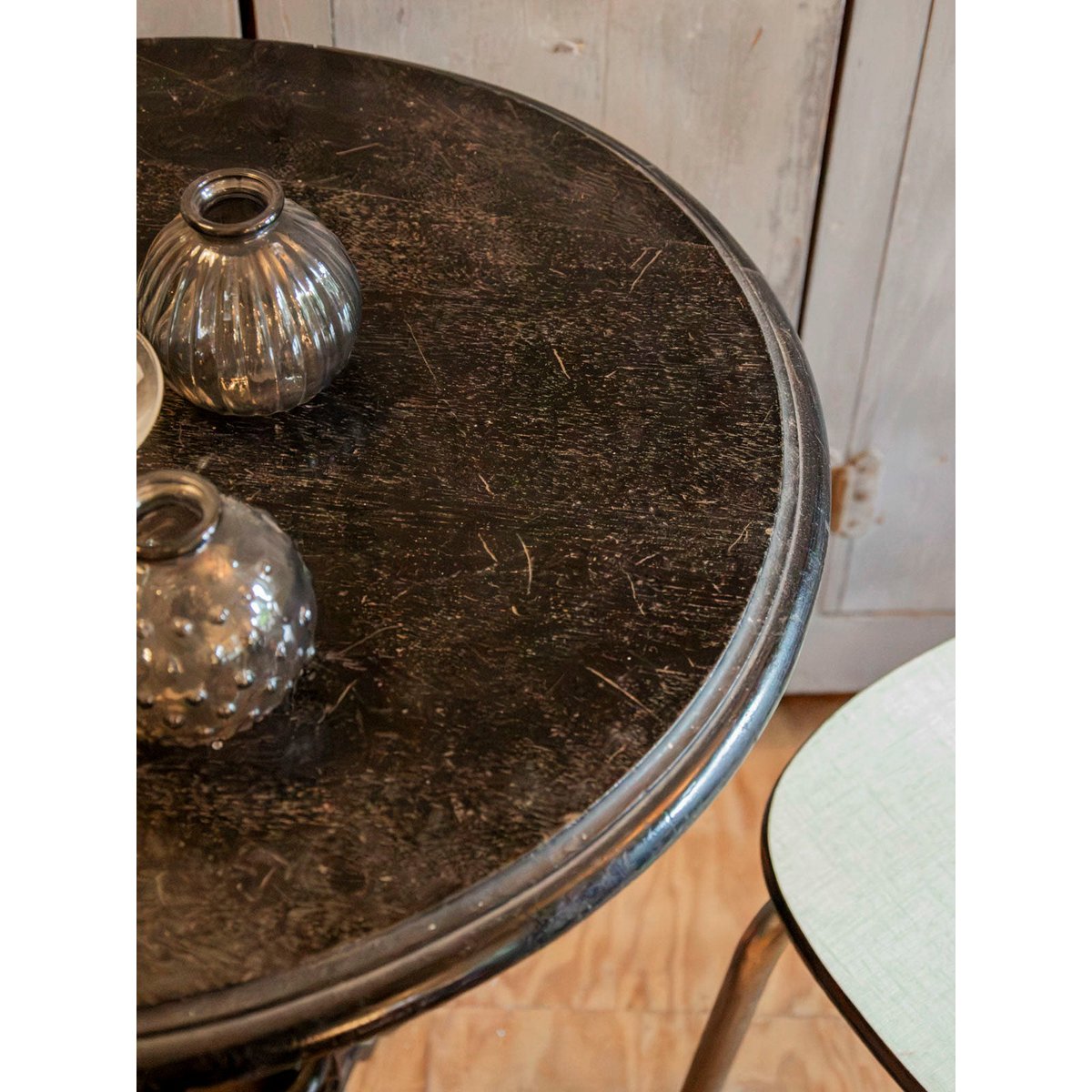Table d'appoint au pied sculpté Francine N°1611 - Bon état noir, DEBONGOUT