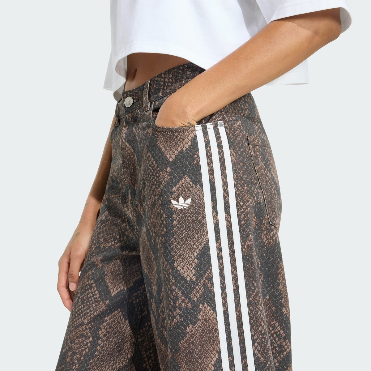 Pantalon Coupe Large En Denim Imprimé Serpent Pantalon Coupe Large En Denim Imprimé Serpent earth strata / aurora coffee, adidas Originals