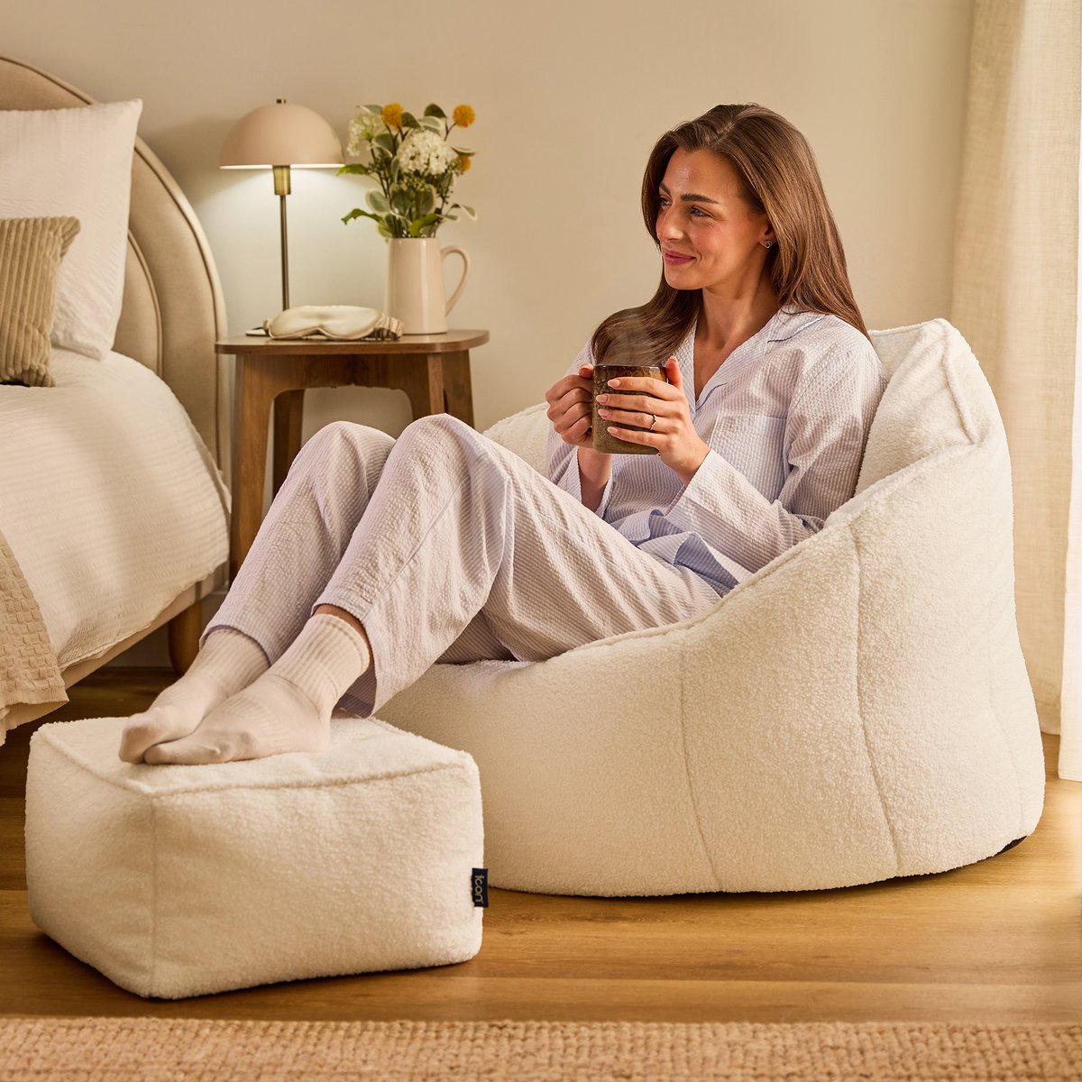 Pouf fauteuil coquillage et son repose-pied carré en bouclette Oeko-Tex® - SIRENA ivoire, ICON