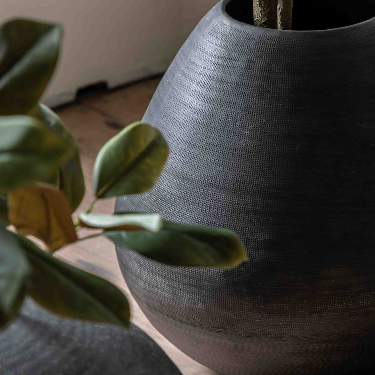 Artistic Aluminium Vase black, ÉDITÉ