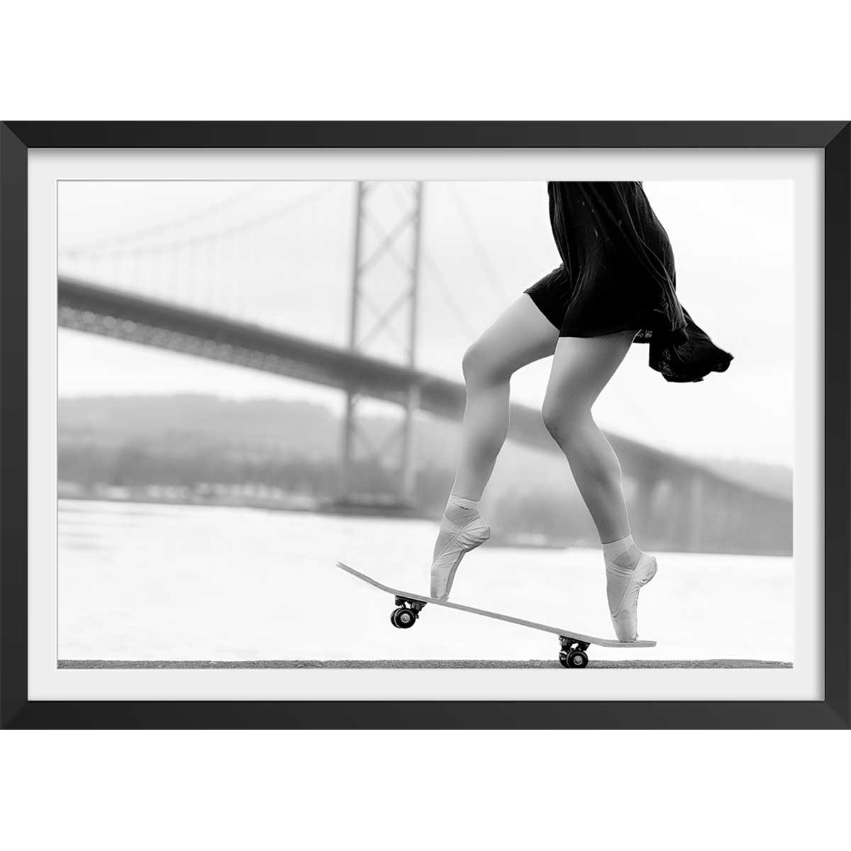 Affiche d'art skater girl - vente d' affiche + cadre en bois - noir, HEXOA