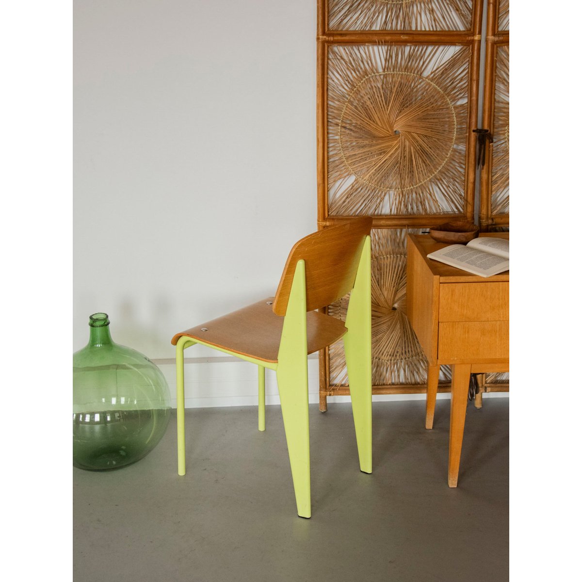 Chaise aux pieds jaune fluo Alma N°1923 - Bon état jaune, DEBONGOUT