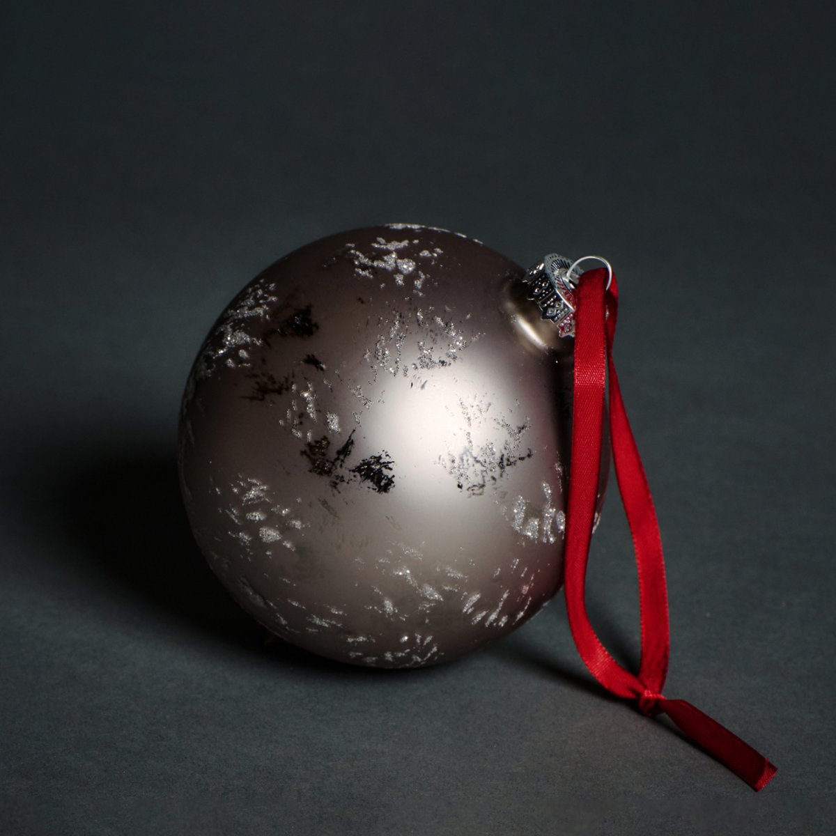 Boule de noël décorative pailletée et mat en verre D10 gris, SIA DECO