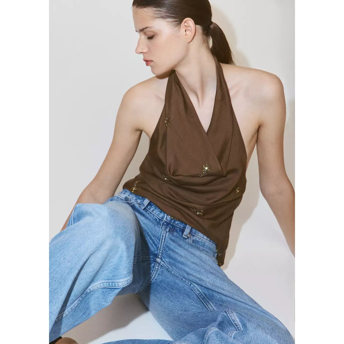 Top dos-nu avec détails brodés marron, MANGO