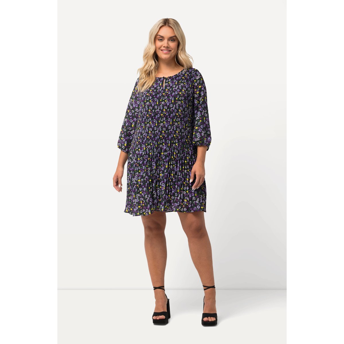 Robe courte plissée, fleurs, col rond noir, ULLA POPKEN
