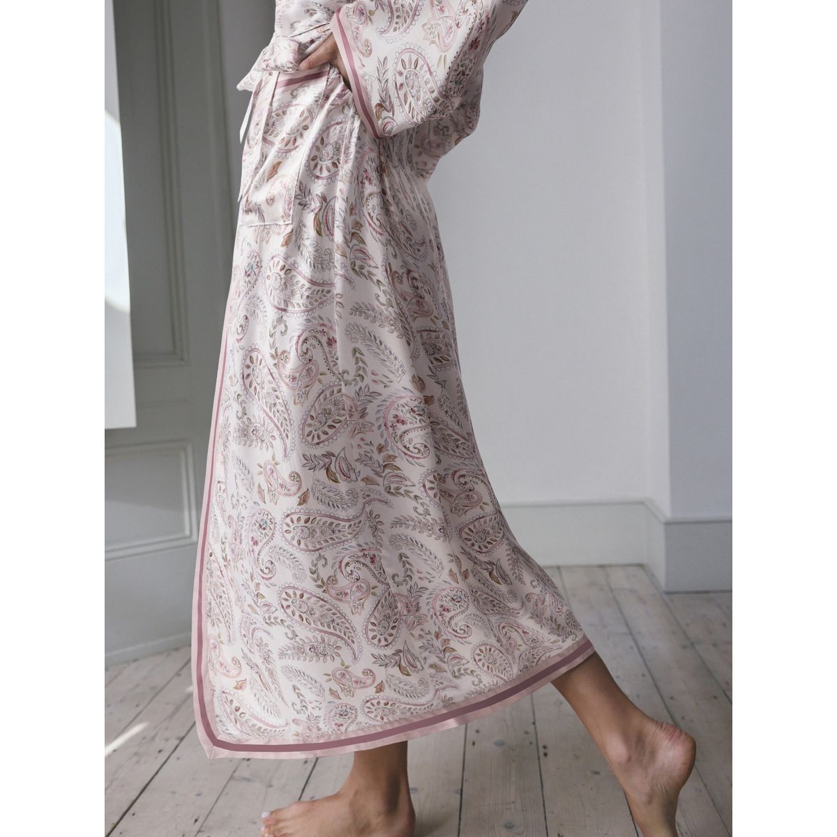Robe de chambre léger en viscose crème à motifs cachemire, NEXT