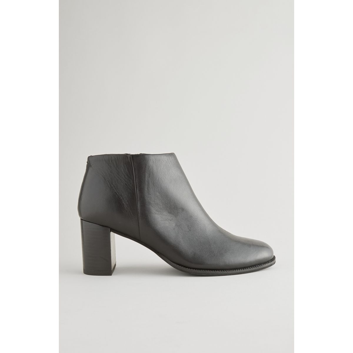 Bottines en amande à talon carré noir, NEXT