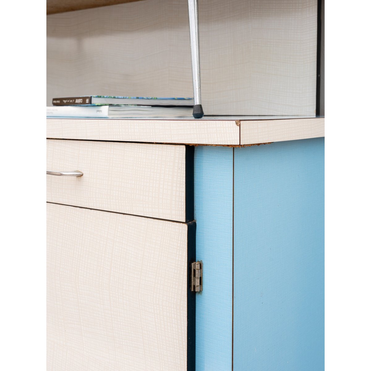 Buffet deux corps en formica Gilbert N°1693 - Bon état blanc, DEBONGOUT