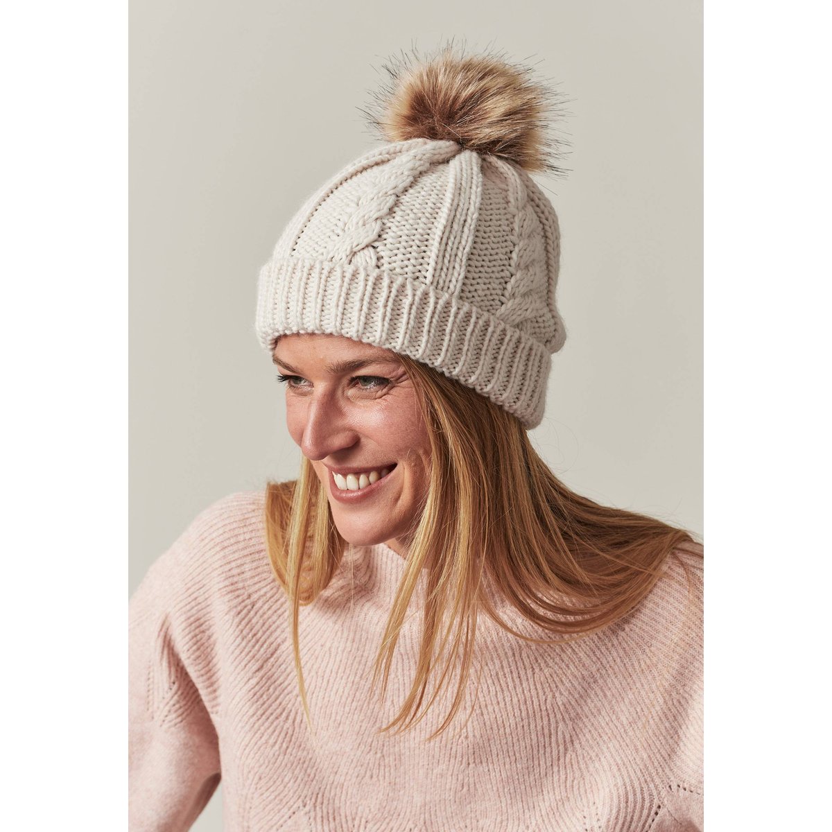 Bonnet tricoté torsadé avec pompon en imitation fourrure
PRALOUP off white, DEELUXE