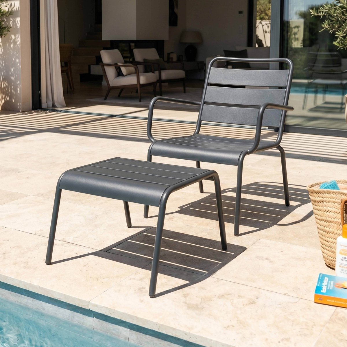 Fauteuil de jardin bas en métal et repose-pieds, PALAVAS gris anthracite, OVIALA