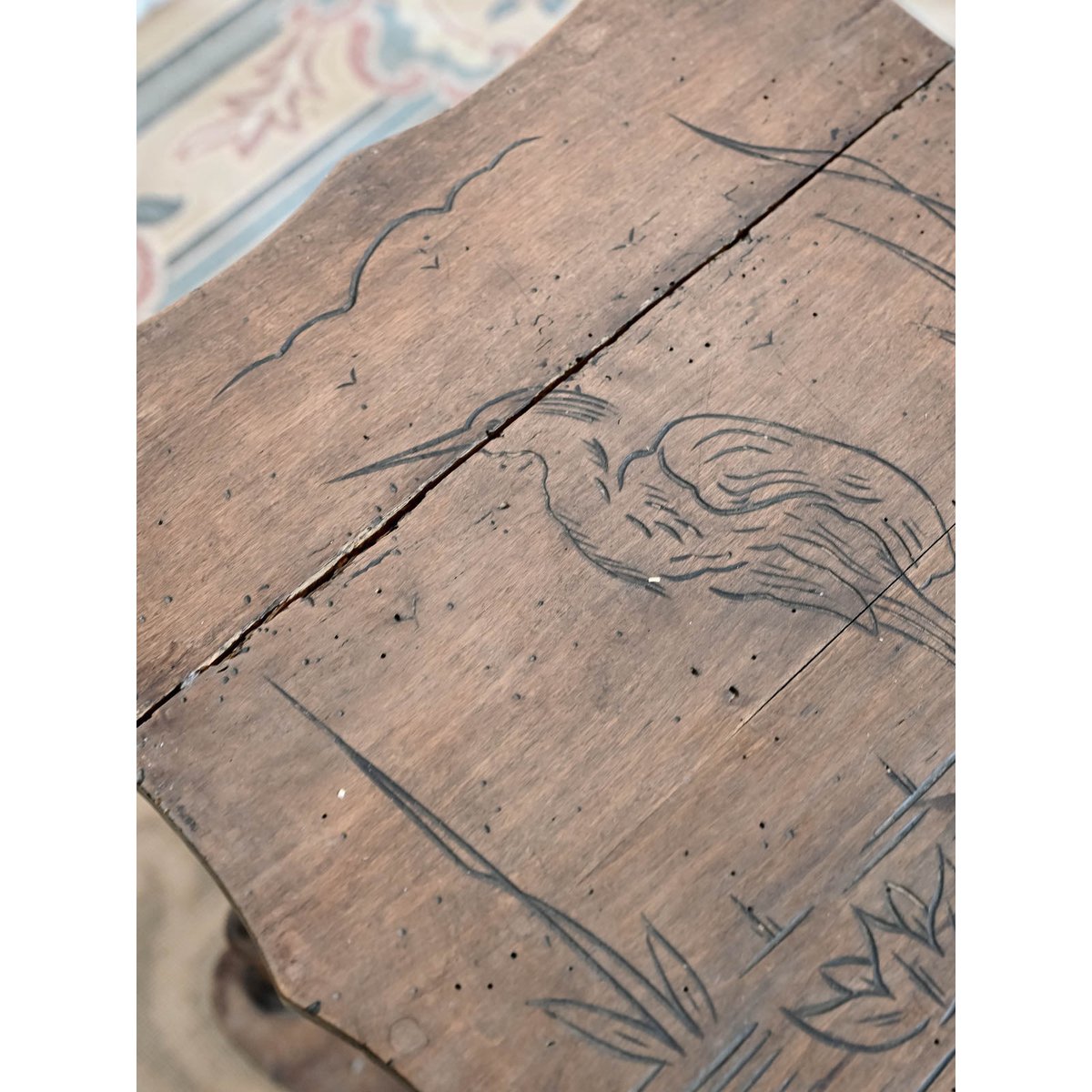 Table d'appoint en bois gravé Francine N°1523 - Bon état bois foncé, DEBONGOUT