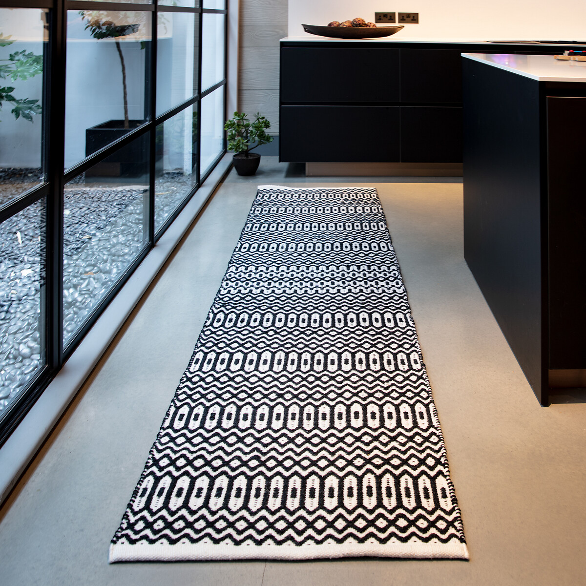Geometric Patterned Eco Friendly Indoor/Outdoor Runner Rug black, SO'HOME