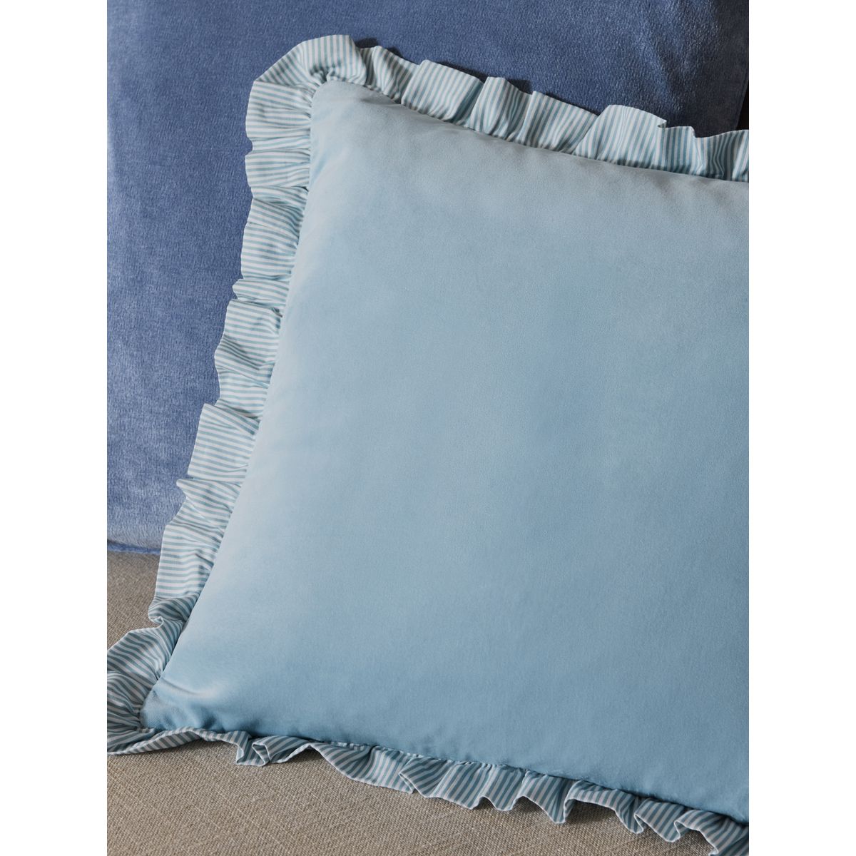 Coussin en velours bordé de volants bleu, NEXT