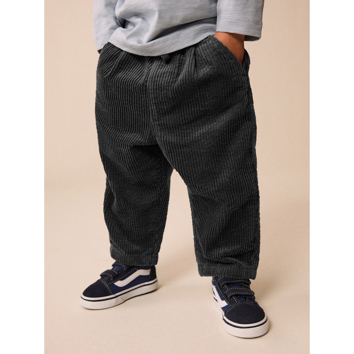Pantalon en velours côtelé texturé gris anthracite, NEXT