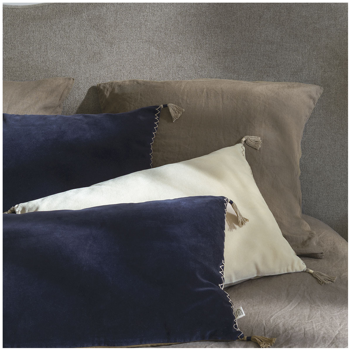 Housse de coussin MATTÉO velours de coton et lin bleu de minuit, BLANC D’IVOIRE