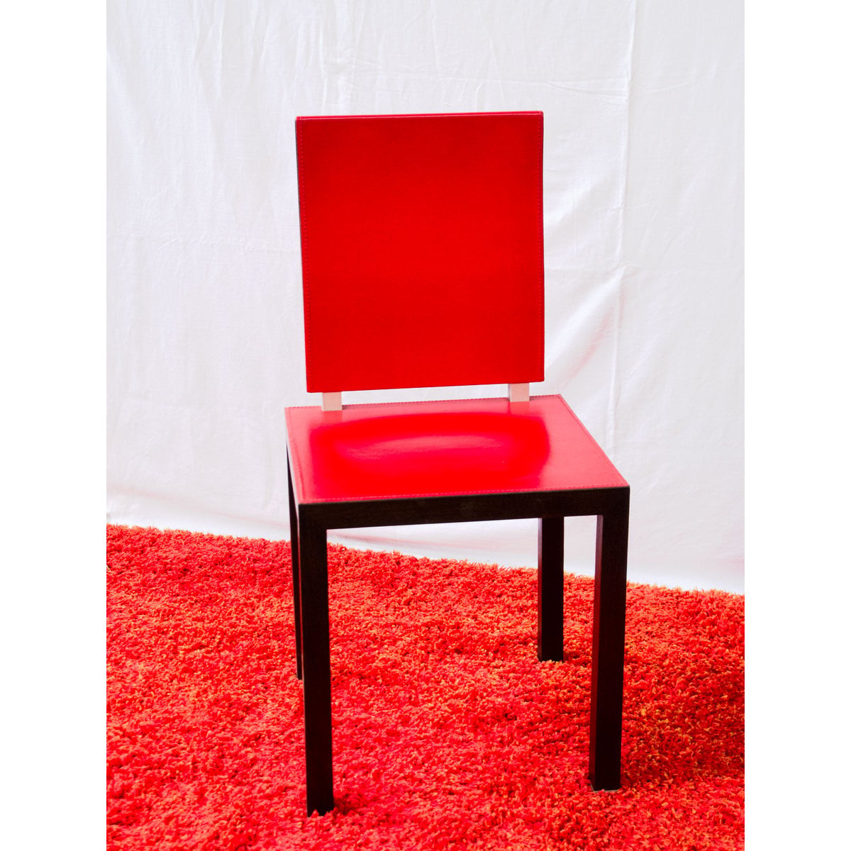 Chaise en bois et cuir rouge Alma N°2130 - Bon état noir, DEBONGOUT