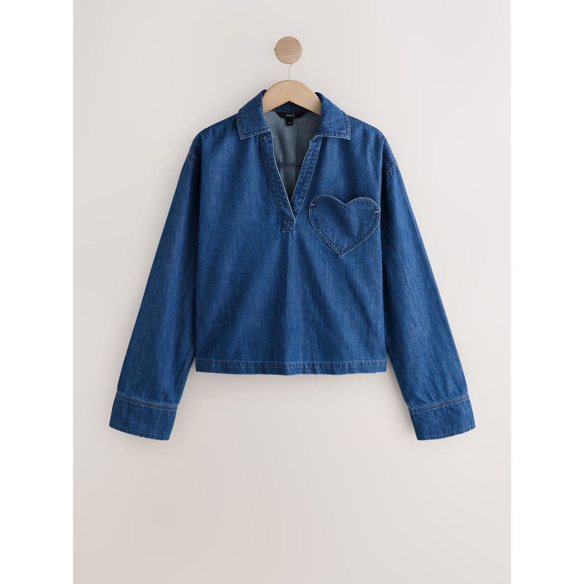 Chemise en jean à enfiler avec poche cœur bleu moyen, NEXT